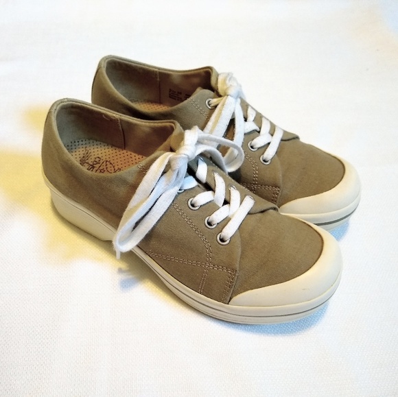 dansko vegan lace up shoes